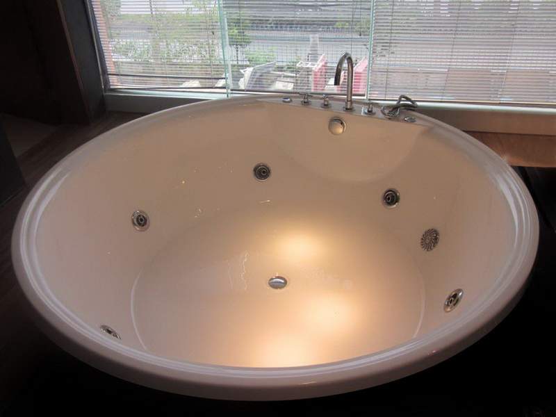 Круглая гидромассажная ванна джакузи Sunrans SR5C026 (рис.1)